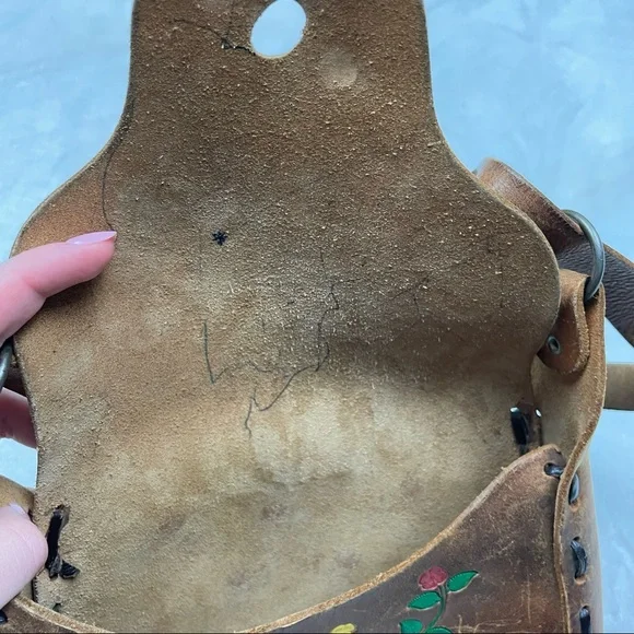 ‼️SOLD‼️Vintage Leather Handmade Crossbody Flower Painted Purse - Picture 5 of 6